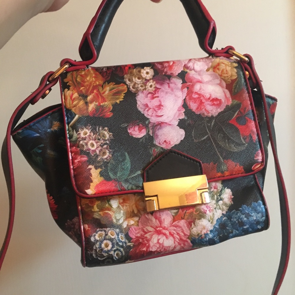 STEVE MADDEN FLORAL PURSE W GOLD BUCKLE